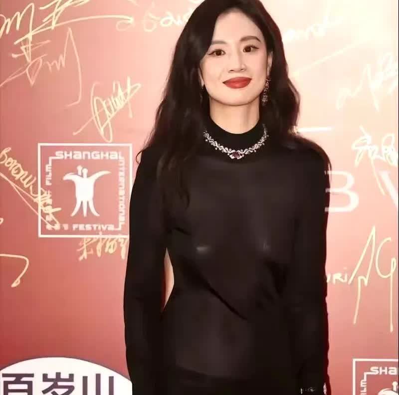 李梦这红毯杀疯了！一袭黑纱裙裹出凹凸曲线，皮肤白到发光，红唇浅笑勾人魂🔥抬手