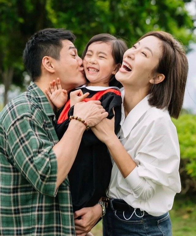 杨怡罗仲谦一家四口拍全家福，对镜露出灿烂笑容，看起来好欢乐，互动画面好有爱​​
