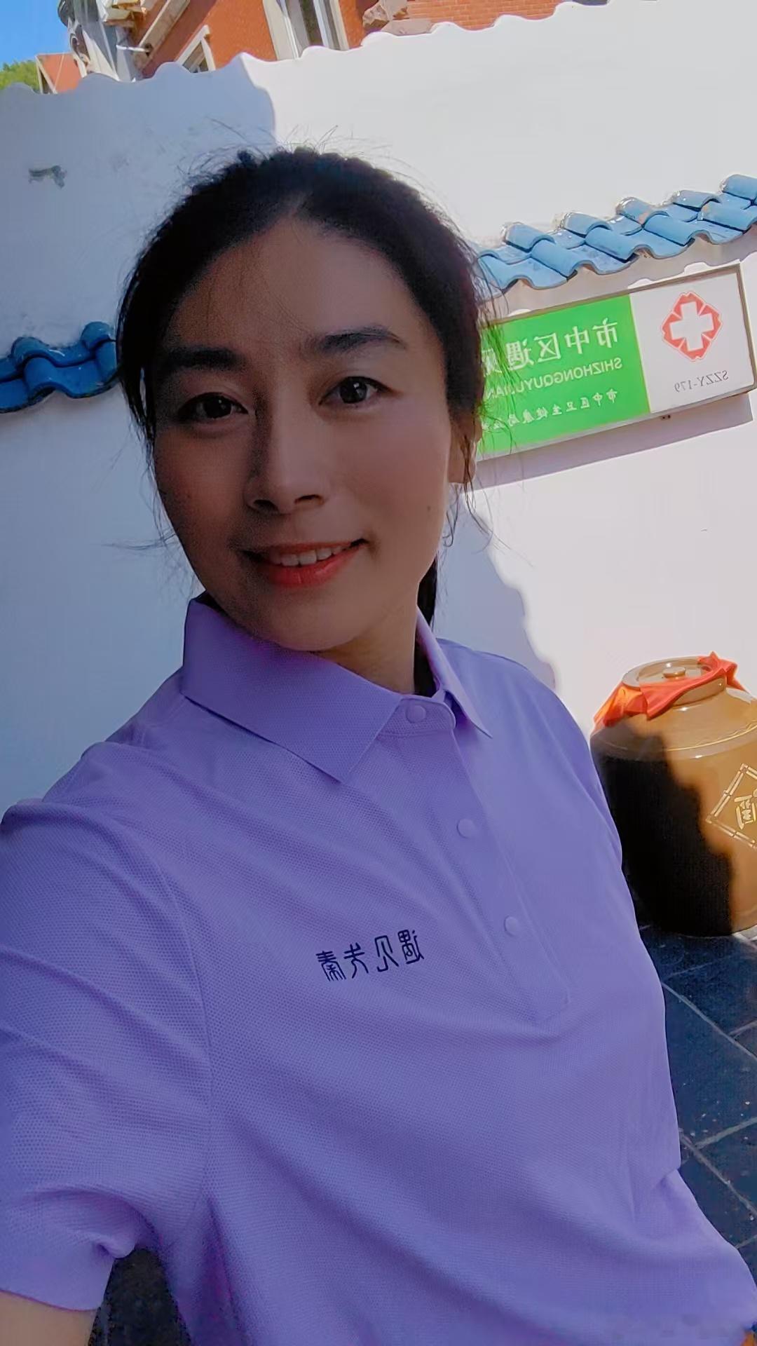 人生本就不完美，不必逼自己事事周全、人人满意。世间没有无瑕的生活，也没有完美的自