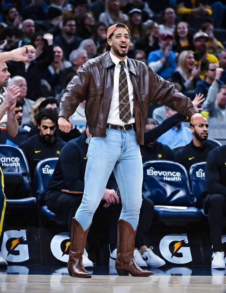 魔法师快复出吧，步行者都倒数第一了！场边观战养伤的哈利伯顿年度最佳穿戴吧！皮夹克