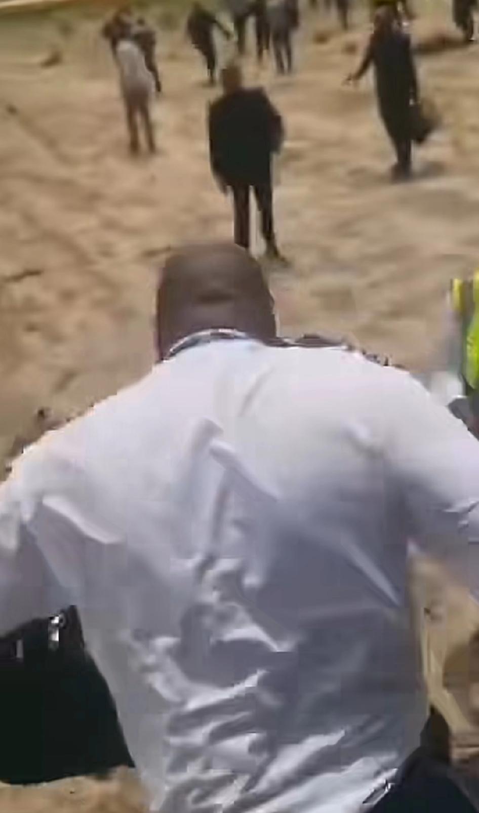 刚果（金）科卢韦齐机场，载有矿业部长及其代表团的飞机降落偏离跑道起火，全员快速撤