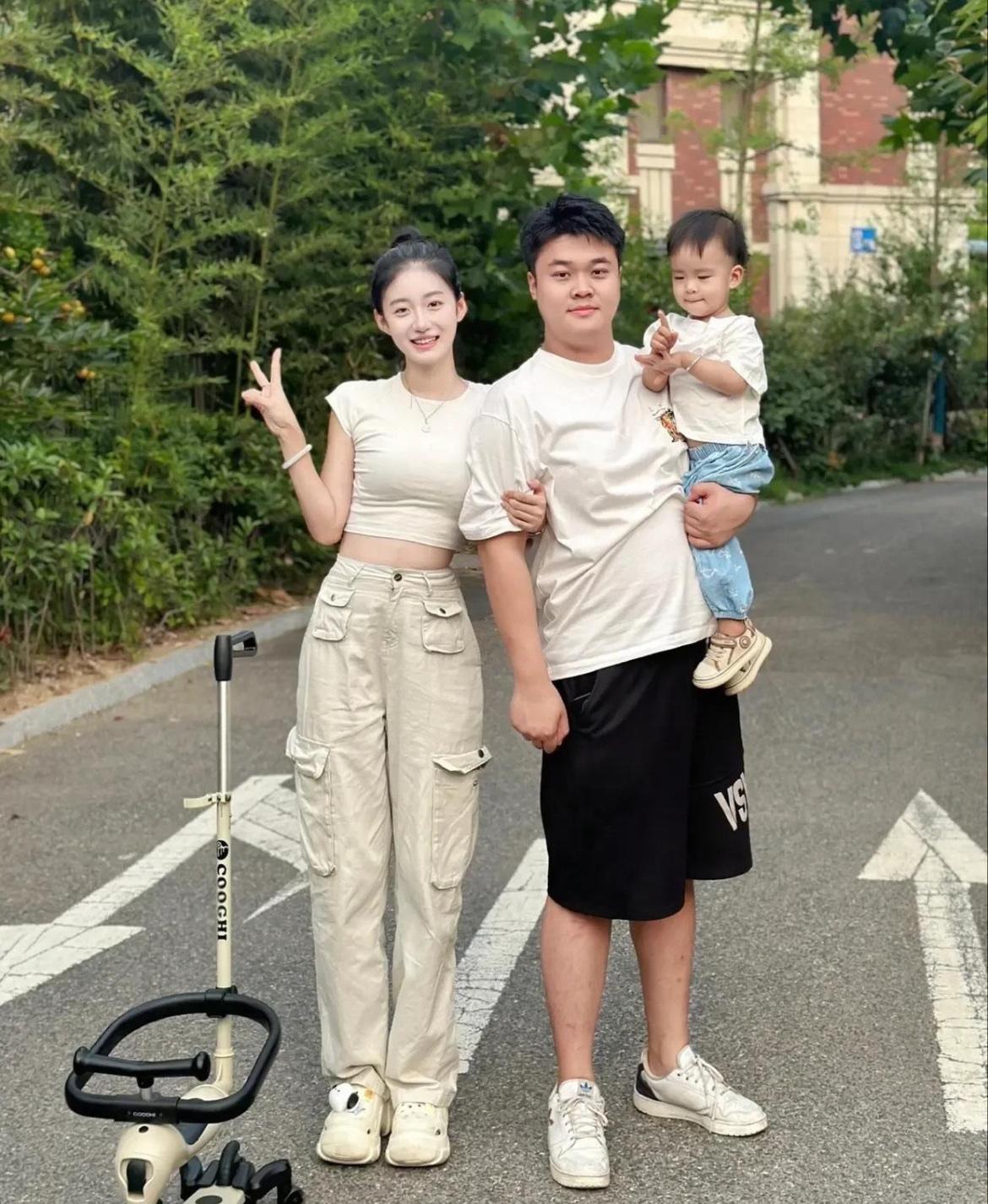 有一个这么漂亮的老婆，是不是每天都会很开心[笑着哭]