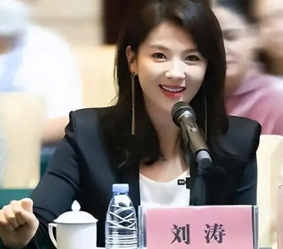 刘涛明明漂亮演技好人气高却很难再有好作品和角色，原因挺现实的。当下影视行业不景
