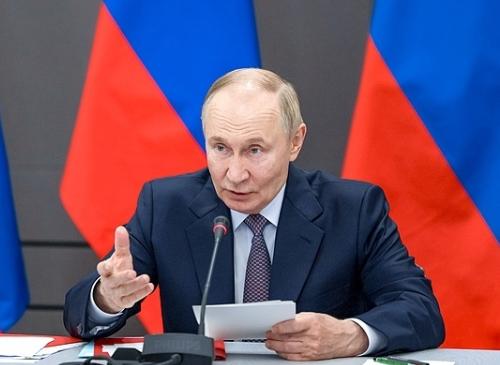 俄罗斯为了生育率,开始对高校女生下手了!最近俄罗斯的人口政策炸了锅。普京直接