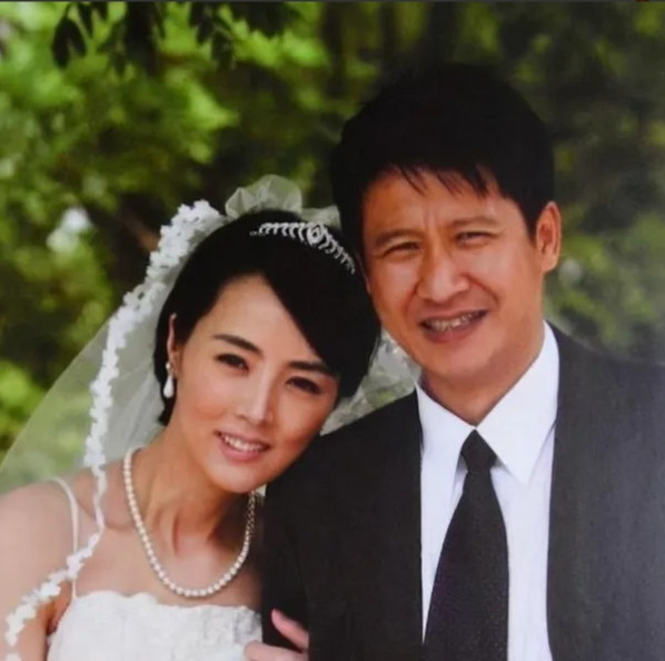 2004年，35岁的张国强还在跑龙套，收入微薄连饭都吃不饱。妻子看不到希望，就提
