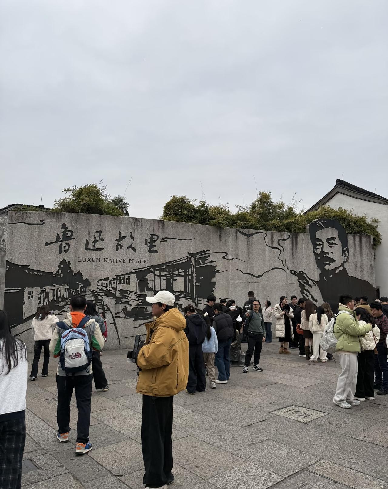 近日，有网友发文吐槽：鲁迅故里吃相太难看。这位网友直言，鲁迅故里本来应该是安安