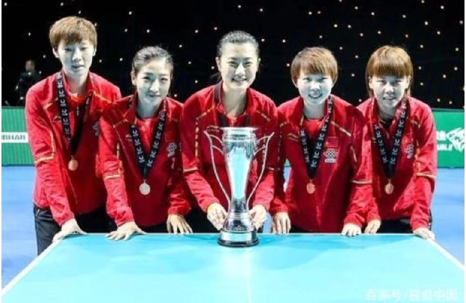 老照片里的青春加冕✨翻到这张2018年伦敦乒乓球世界杯女团决赛的老照片，瞬