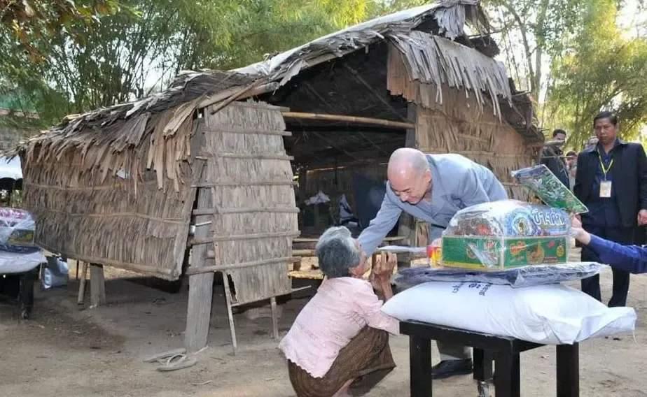 上次我说，如果柬埔寨国王能得到富商的大笔捐款，就可以给柬埔寨百姓送些集装箱房子，