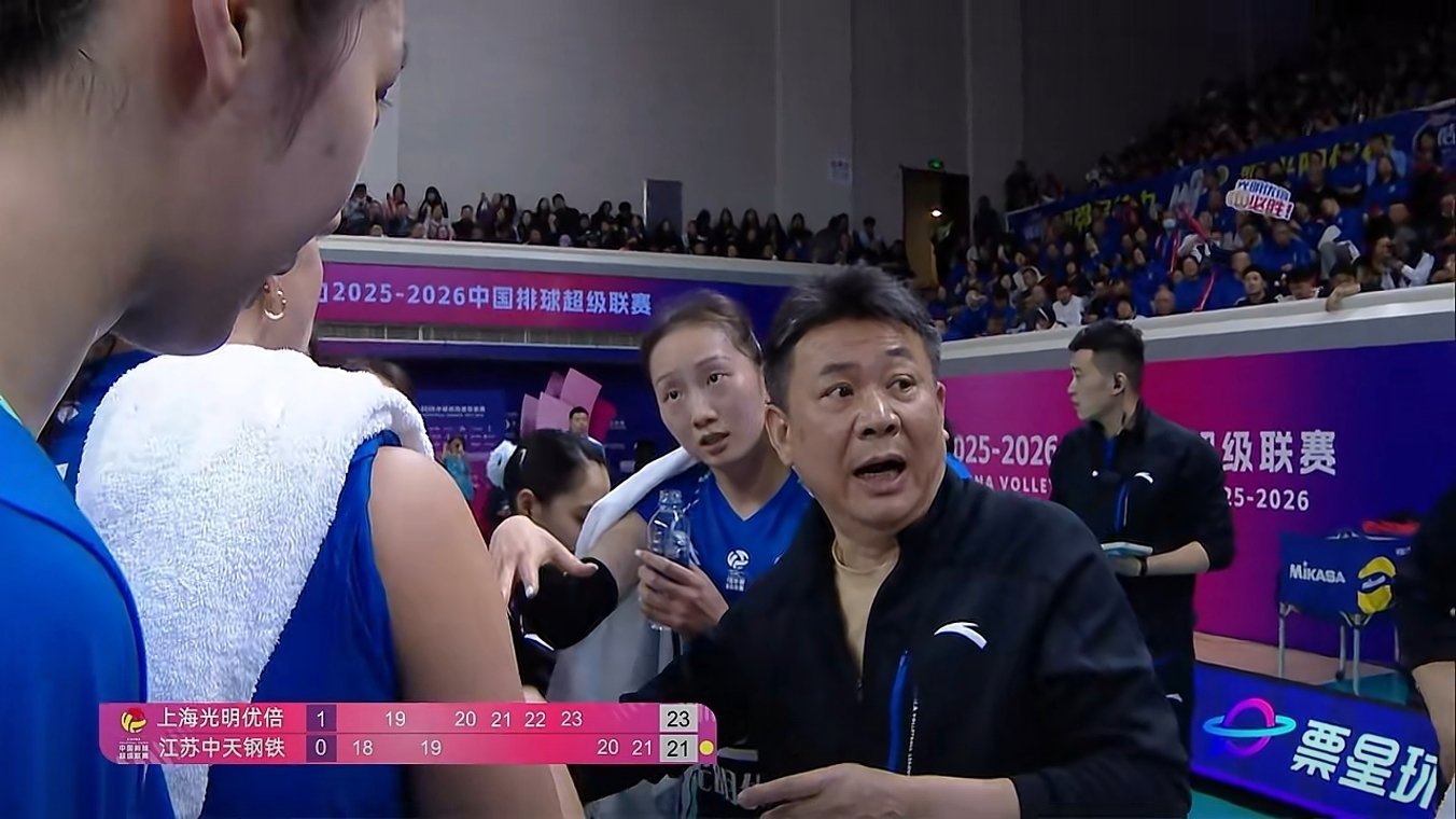 今天沪女的战术是放掉吴梦洁的直线和二直线？一号位这边基本是🈳的。江苏女排vs上