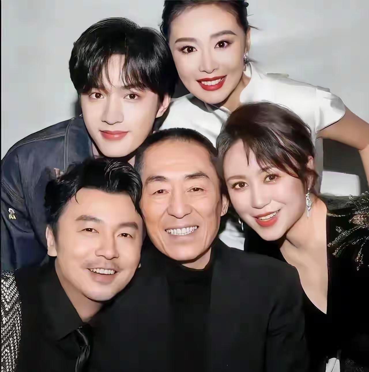 这张5人合照，我一眼就认出了唇若涂朱、目若朗星、丰神俊逸的刘耀文；发型拉风、笑意