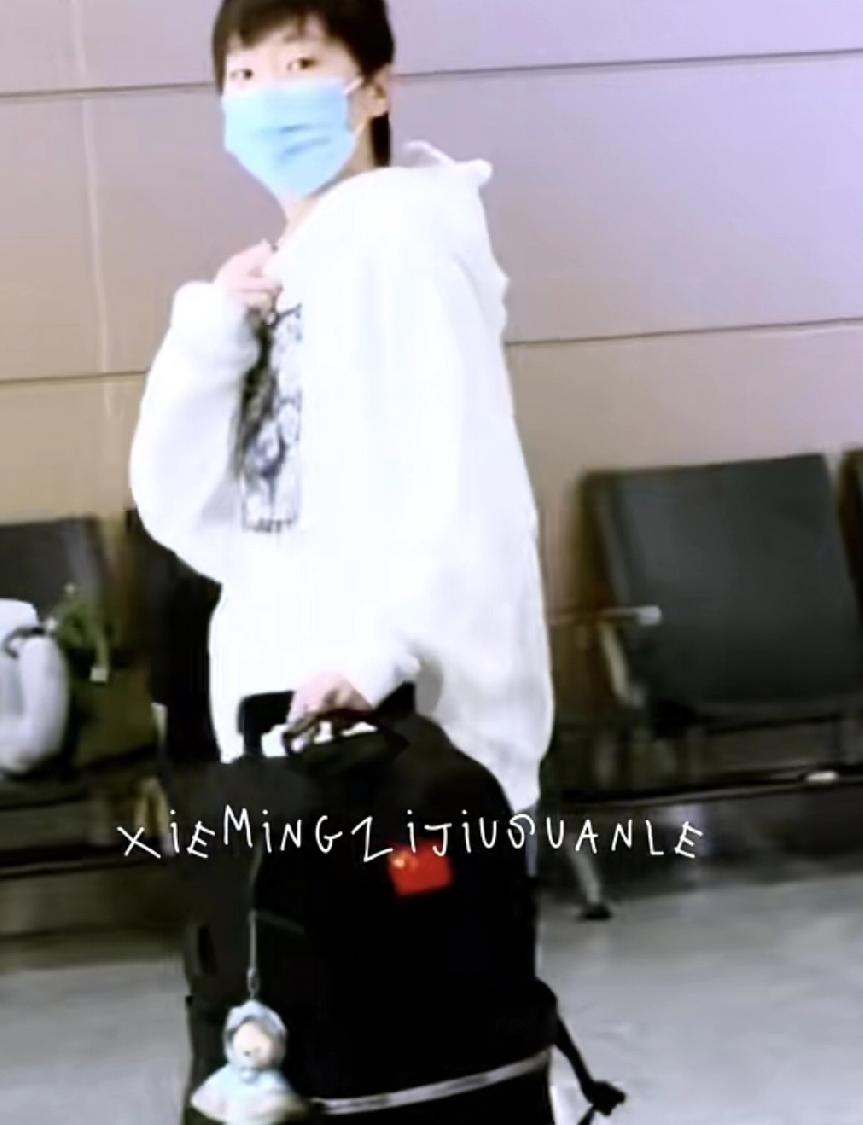 王曼昱今日跟随国乒团队一起首都机场出发飞往重庆参加WTT重庆冠军赛。刚刚落地重