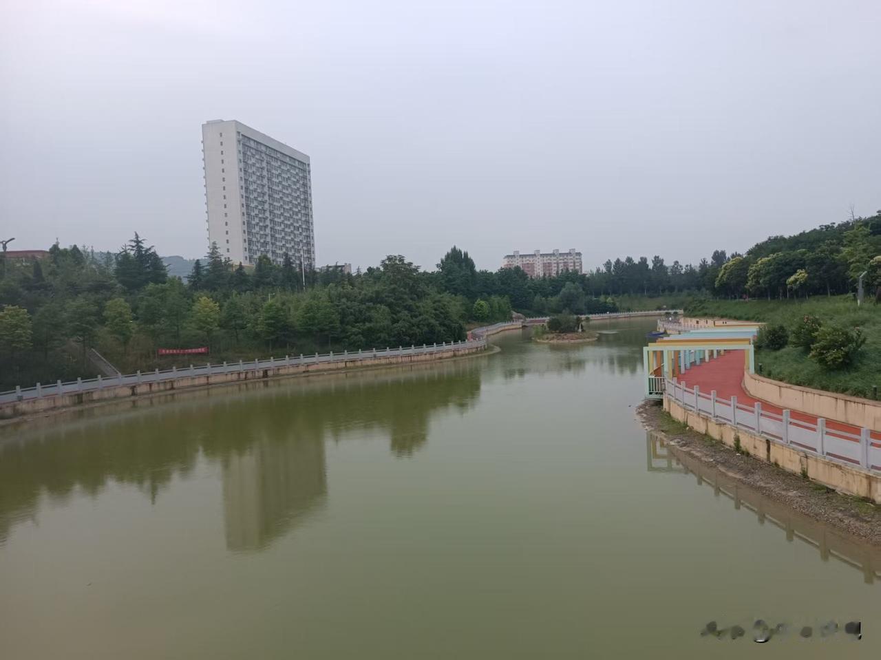 年轻时我妈总说：找个男朋友结了婚，有了人照顾你，把你安排好了，我就放心了。感觉