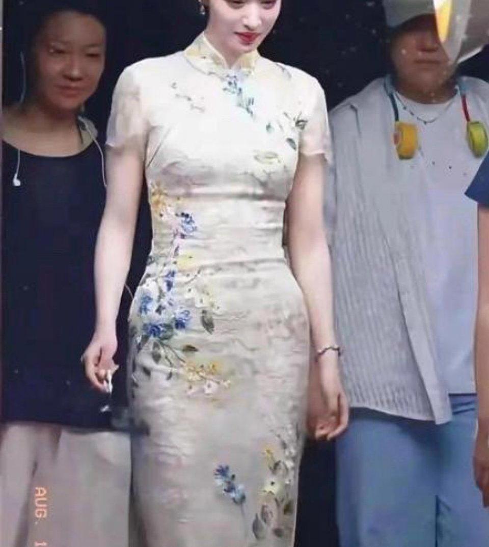 哎呀，最近看到好多人都在讨论王楚然的身材，特别是她穿旗袍的照片，说胯部有点显眼。