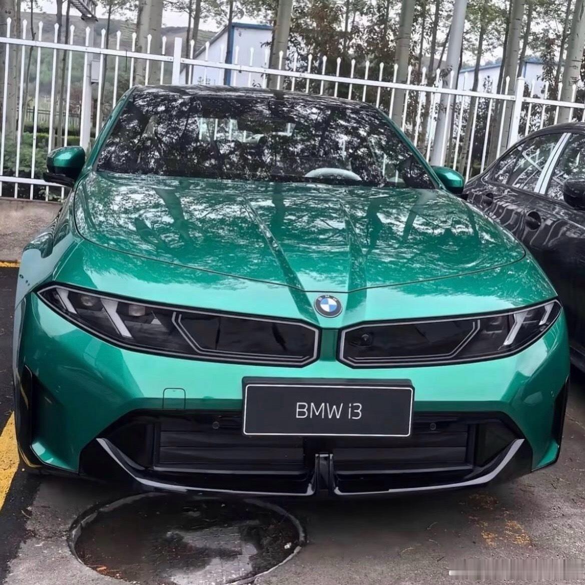 华晨宝马长轴距i3实车曝光拍的角度有点变形了，前脸感觉还是挺帅的主要是多亏了最近
