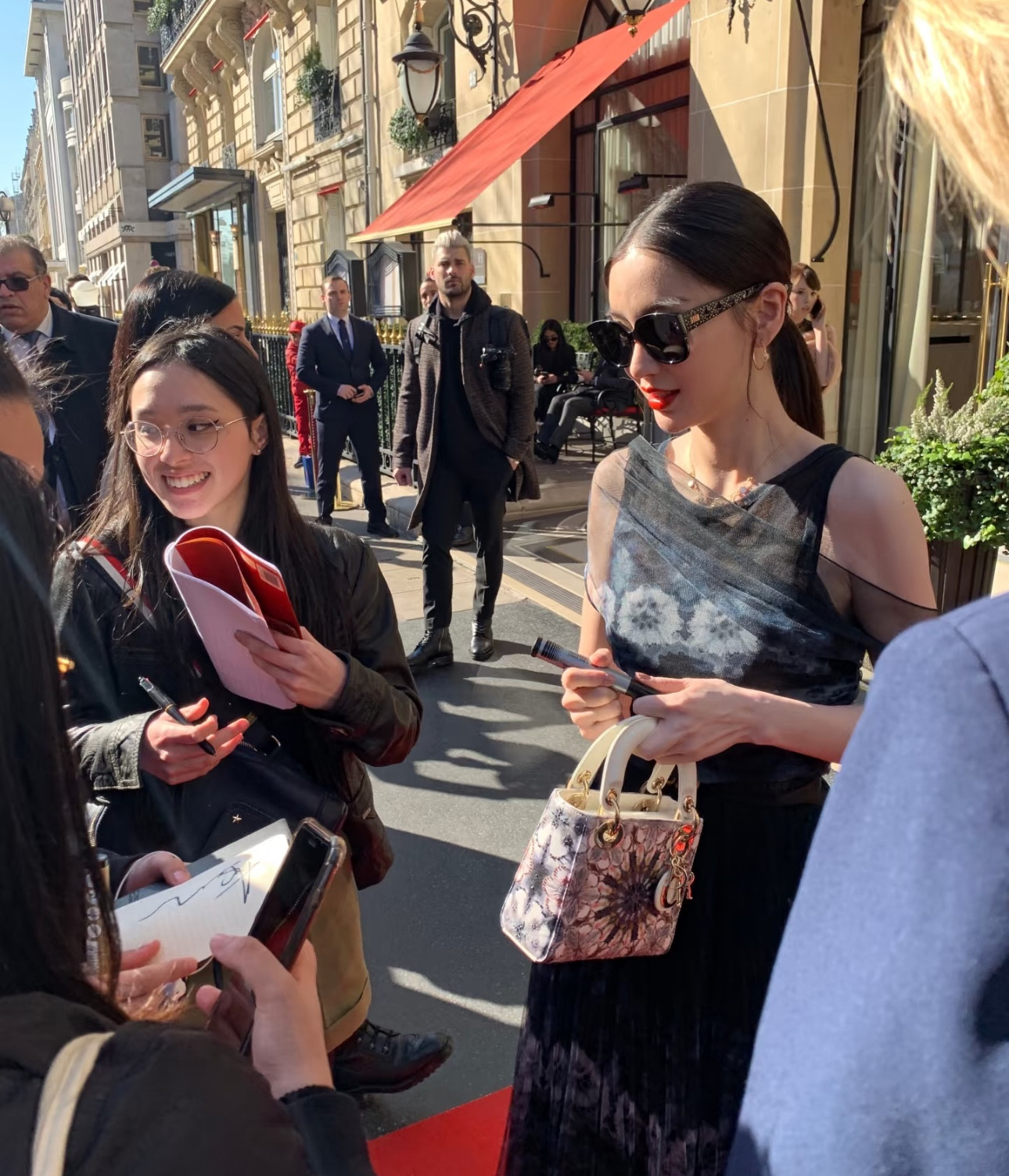 巴黎街头偶遇Angelababy！这贴头皮造型，也就她敢这么玩吧！ 在巴黎酒店门口偶遇Angelab