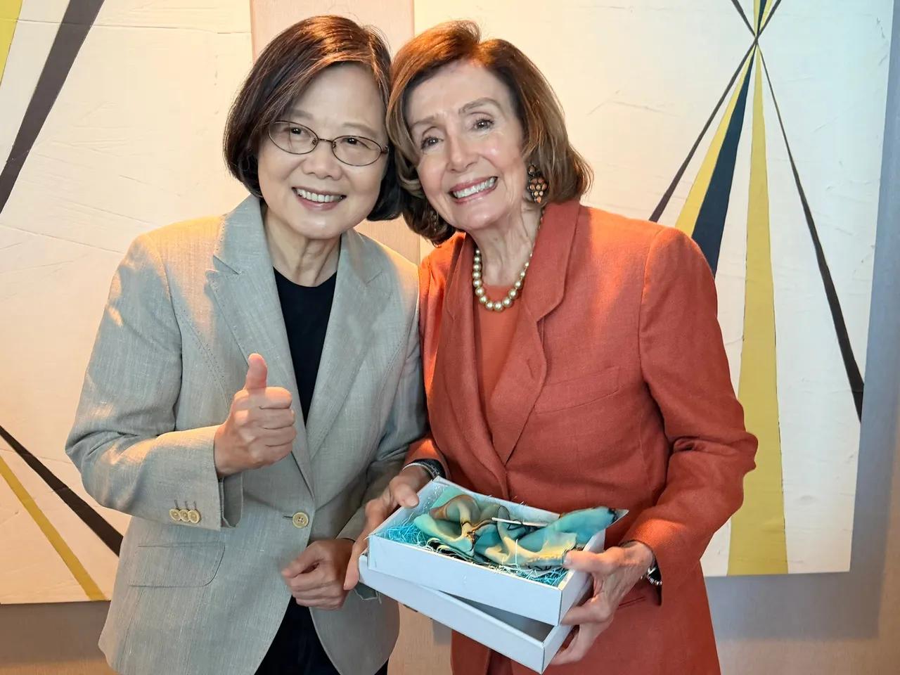 佩洛西夸蔡英文“勇敢”，海峡中线就是这么夸没的美众议院前议长佩洛西7日发文