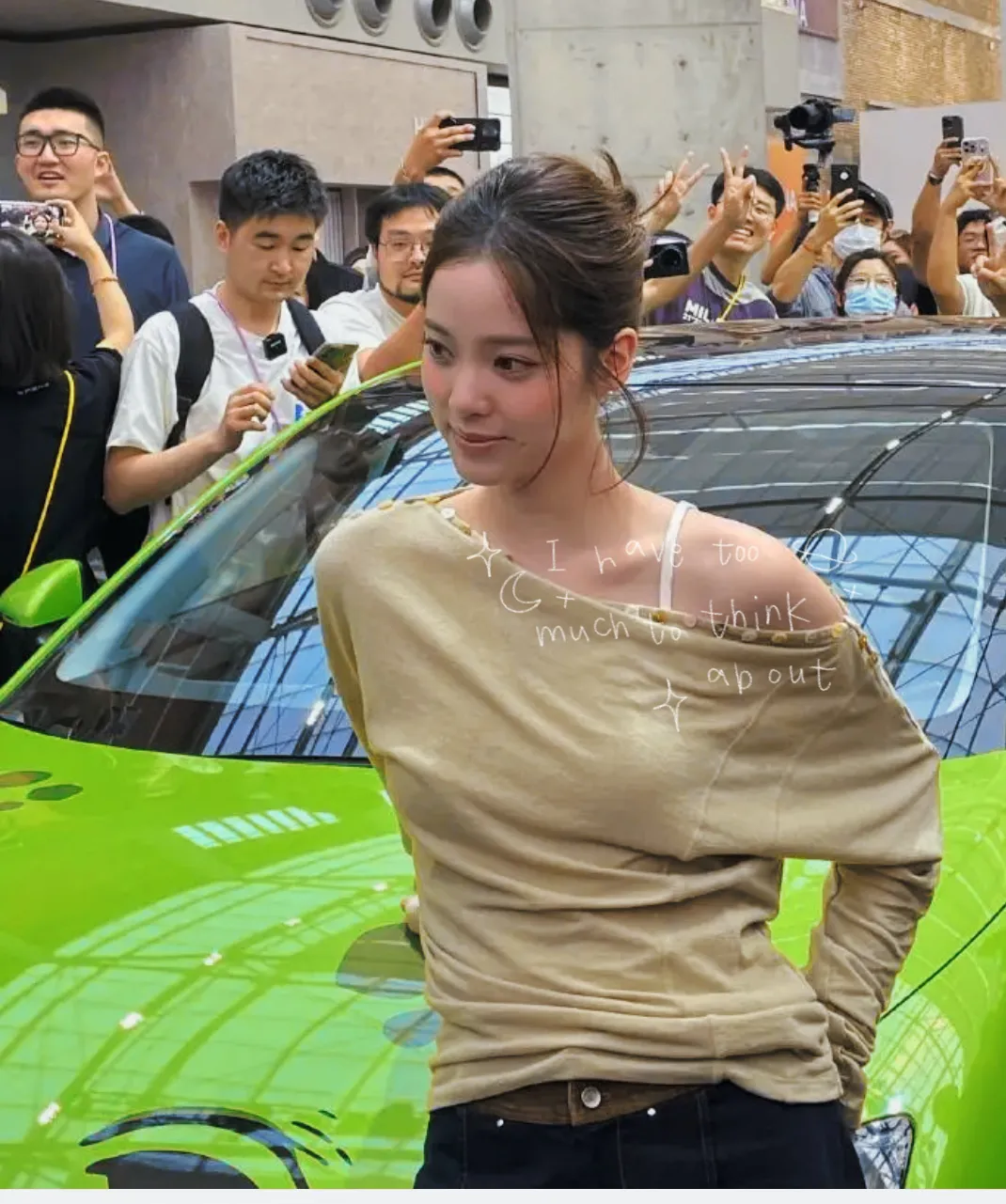 我问我媳妇为什么小鹏为什么要请欧阳娜娜代言，我媳妇说：不要因为她长得漂亮，也不是