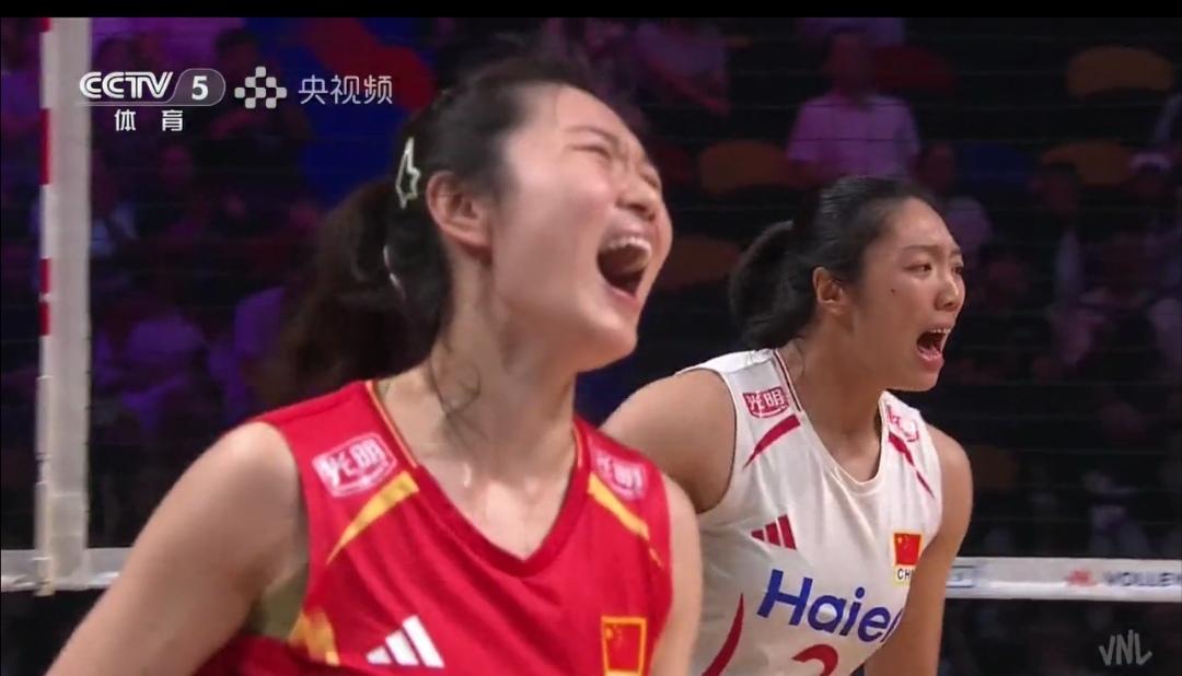 中国女排奋力拼搏，15-25，25-23扳回一局！大分1：1！比赛正在进行中