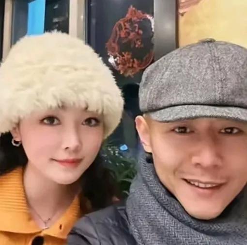 大冰恋爱了！很多网友都替大冰高兴。这女朋友还挺漂亮，希望他早早实现双