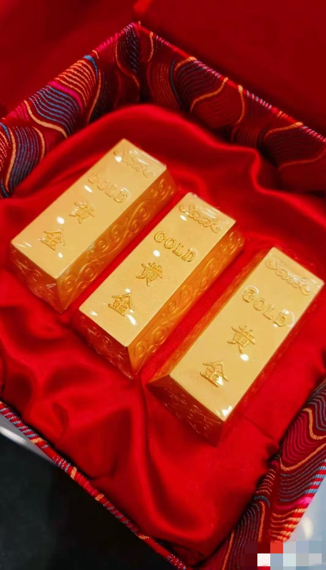 金价半夜暴跌，直接跌到1110元/克，手里有实物黄金的真的坐不住了！尤其是