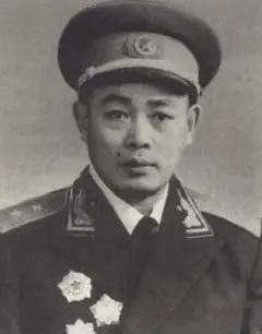 1949年，45军副军长张天云去看戏时，偶然遇到了一位挑夫，越看越眼熟，而挑夫也