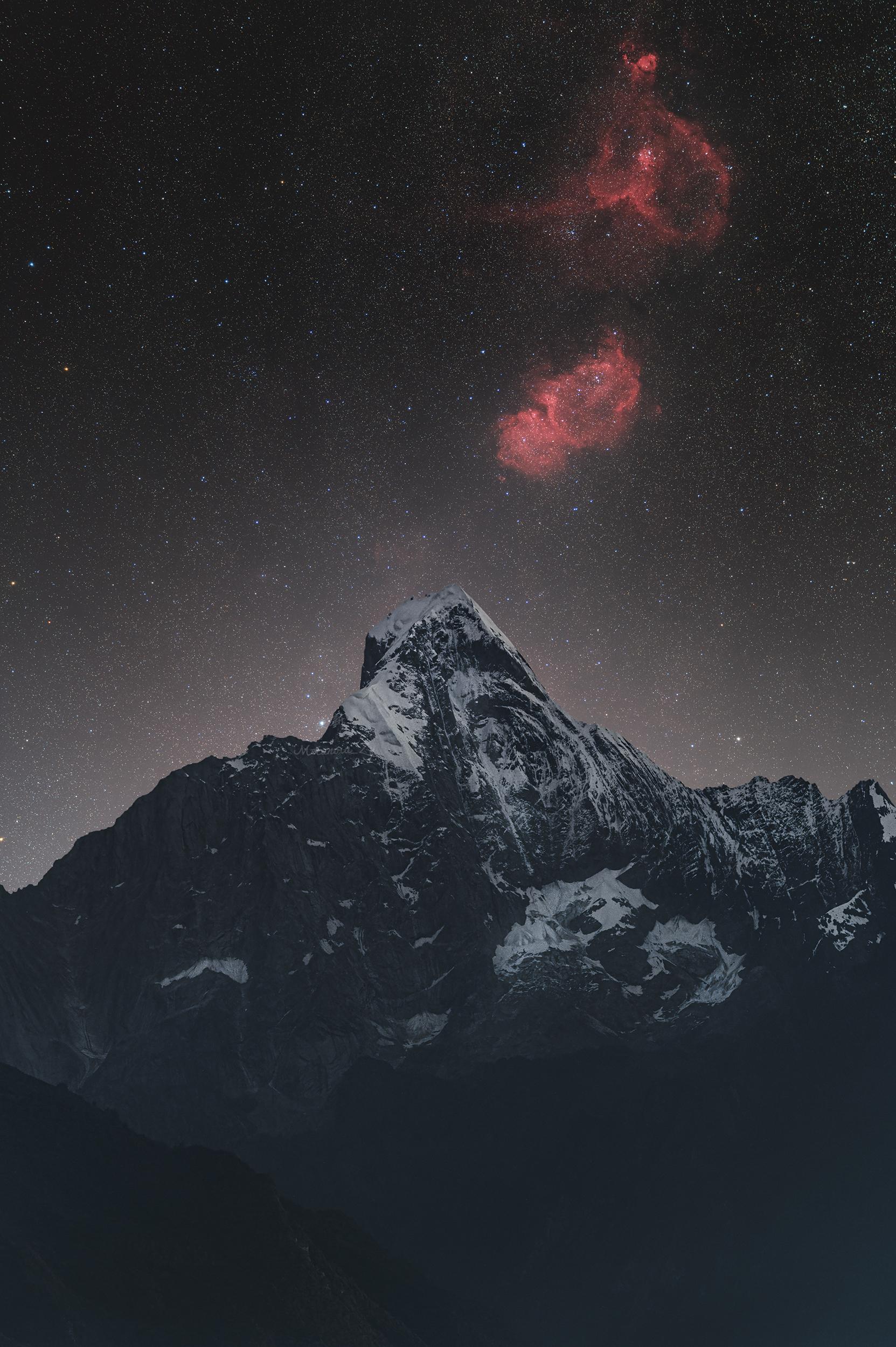 幺妹峰与灵魂心脏星云。山与星空对峙了千万年，一个用岩石铭记永恒，一个用...