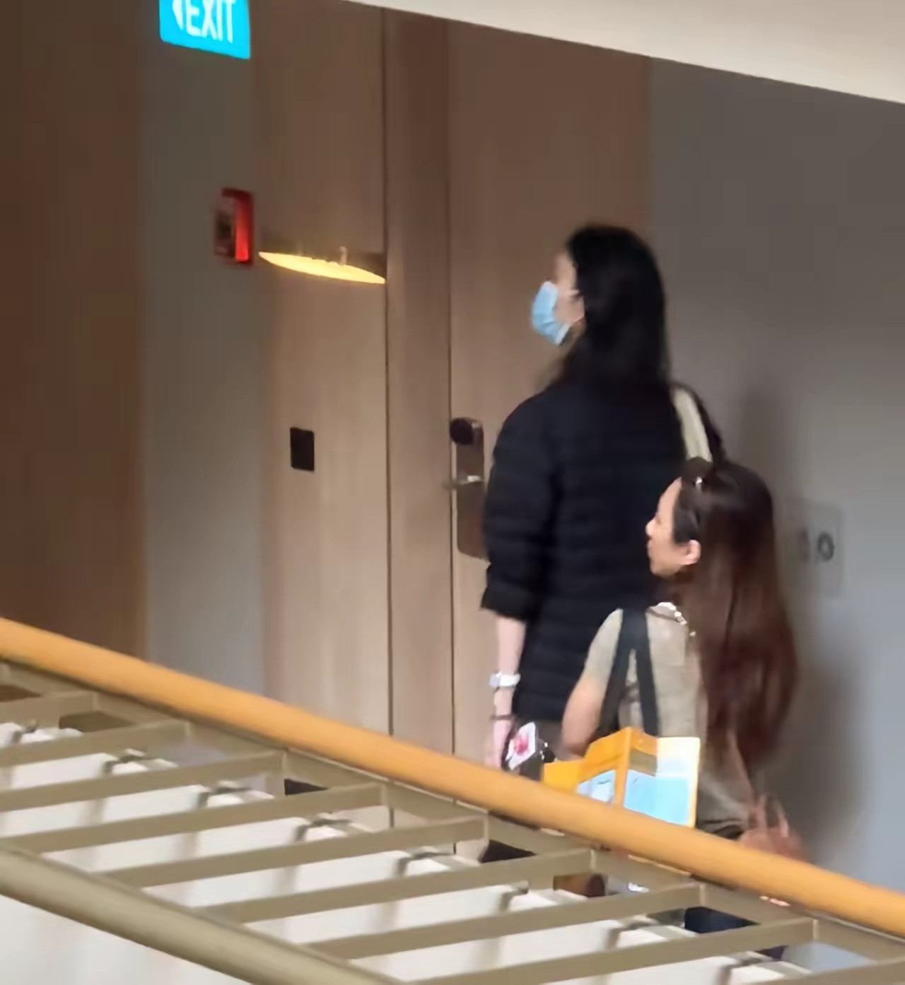 路人在新加坡的酒店楼道偶遇奚梦瑶，生图的状态和舞台上差别挺大！