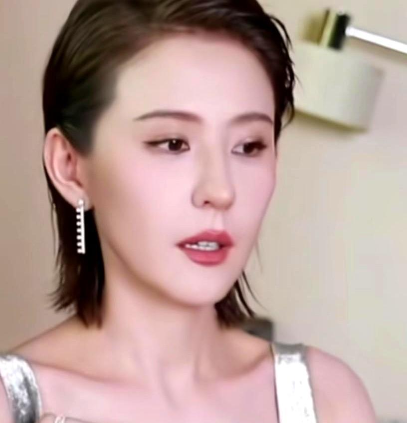 热依扎不拍戏了，带娃带货，日子照样过。不是她躺平，是戏没她的位子。35岁