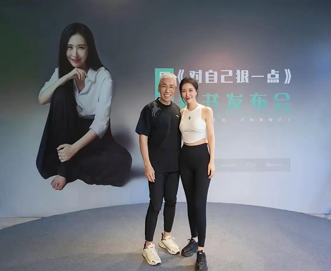 王石73岁，还在为田朴珺的事业站台。我真想问一句，这到底是爱情，还是顶级资源置