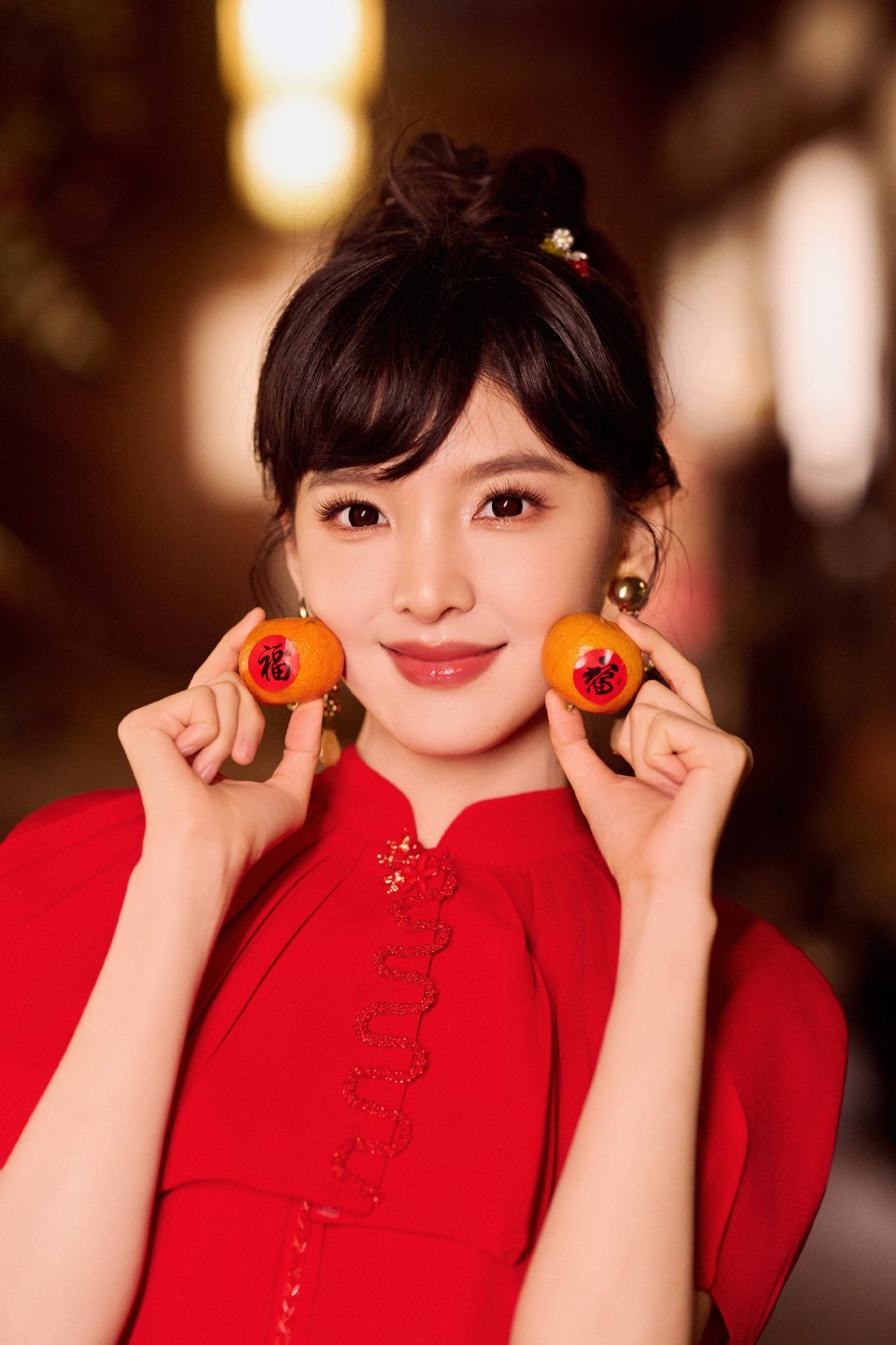 章若楠这个发型很好看啊，端庄温婉，还挺萌的