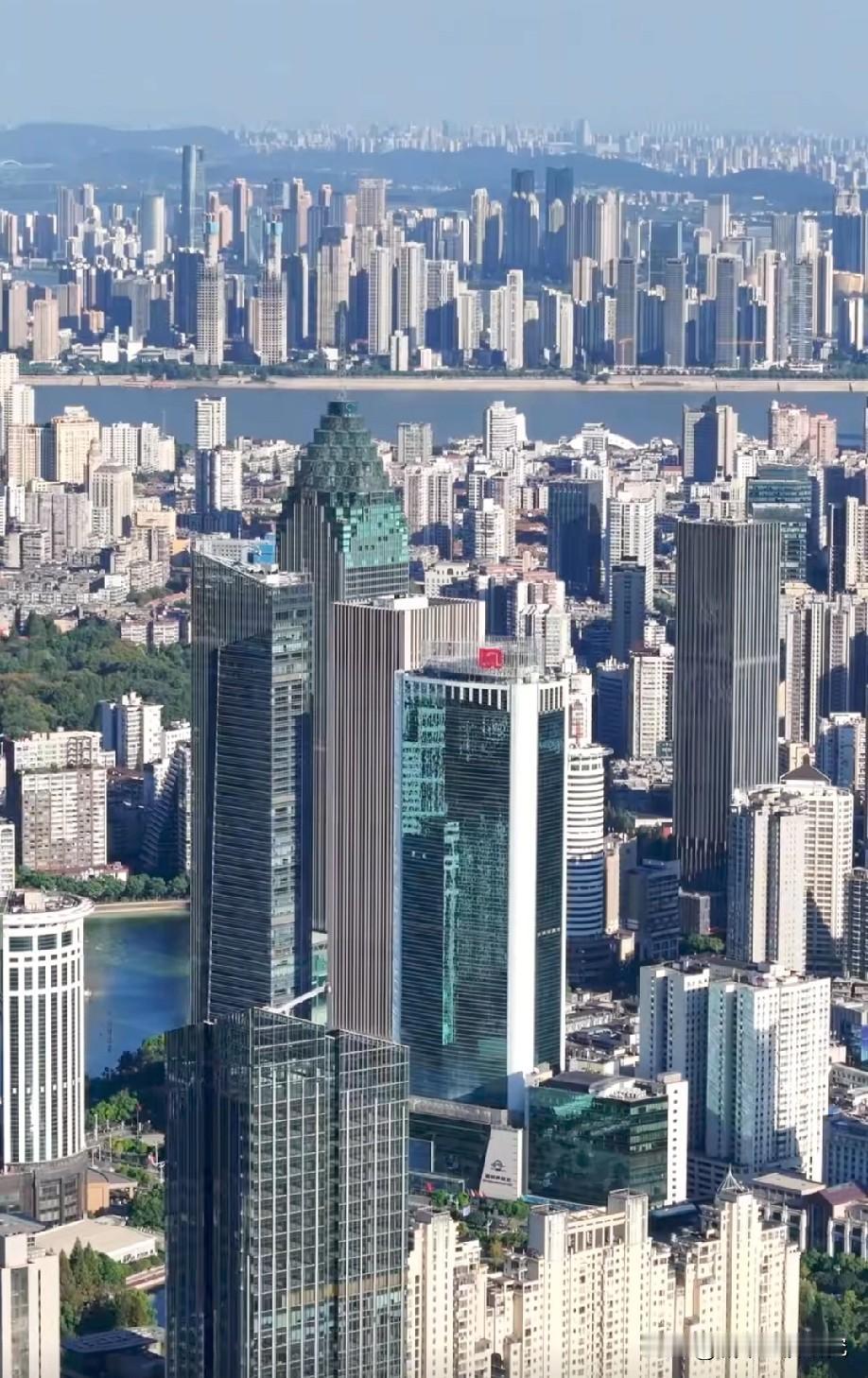 湖北前三季度经济与四川前三季度经济数据对比情况，湖北前三季度GDP为44875.