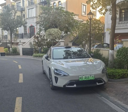 小米SU7用车总结：我是一辆pro雅灰紫内就选了个尾翼，918锁单，12.1
