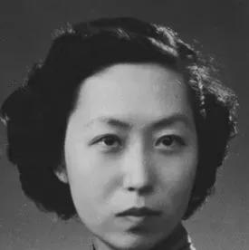 和很多离开大陆的名人不同的是，张爱玲是在解放后才离开的，这也就是说她起初是打算留