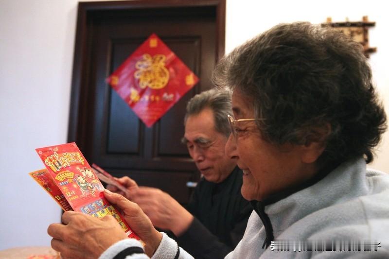 男子刮刮乐中奖10万老板拒绝兑奖11月25日，浙江金华发生了一件奇葩事儿。一