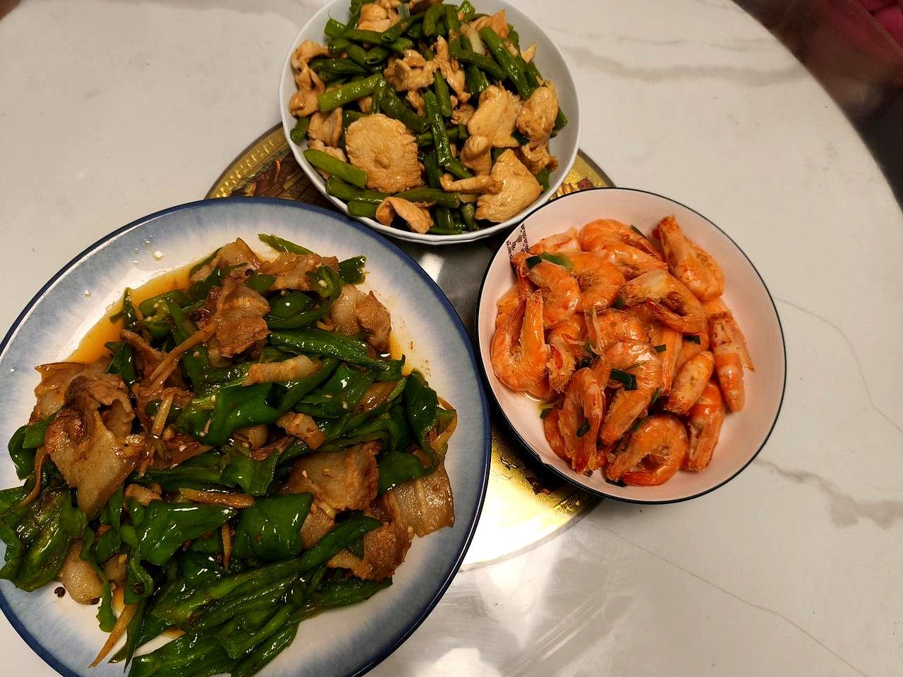 昨晚儿媳一句“我妈要来住一阵，你先搬到小区边的小屋，接送孙子以后她来，你就买菜做