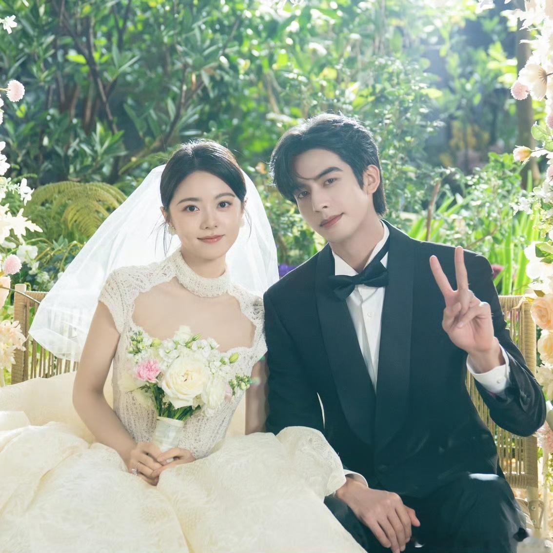 林屿森陪聂曦光重读三体再探三体宇宙奥秘，身旁有林屿森相守，每一次翻页都是独属于两