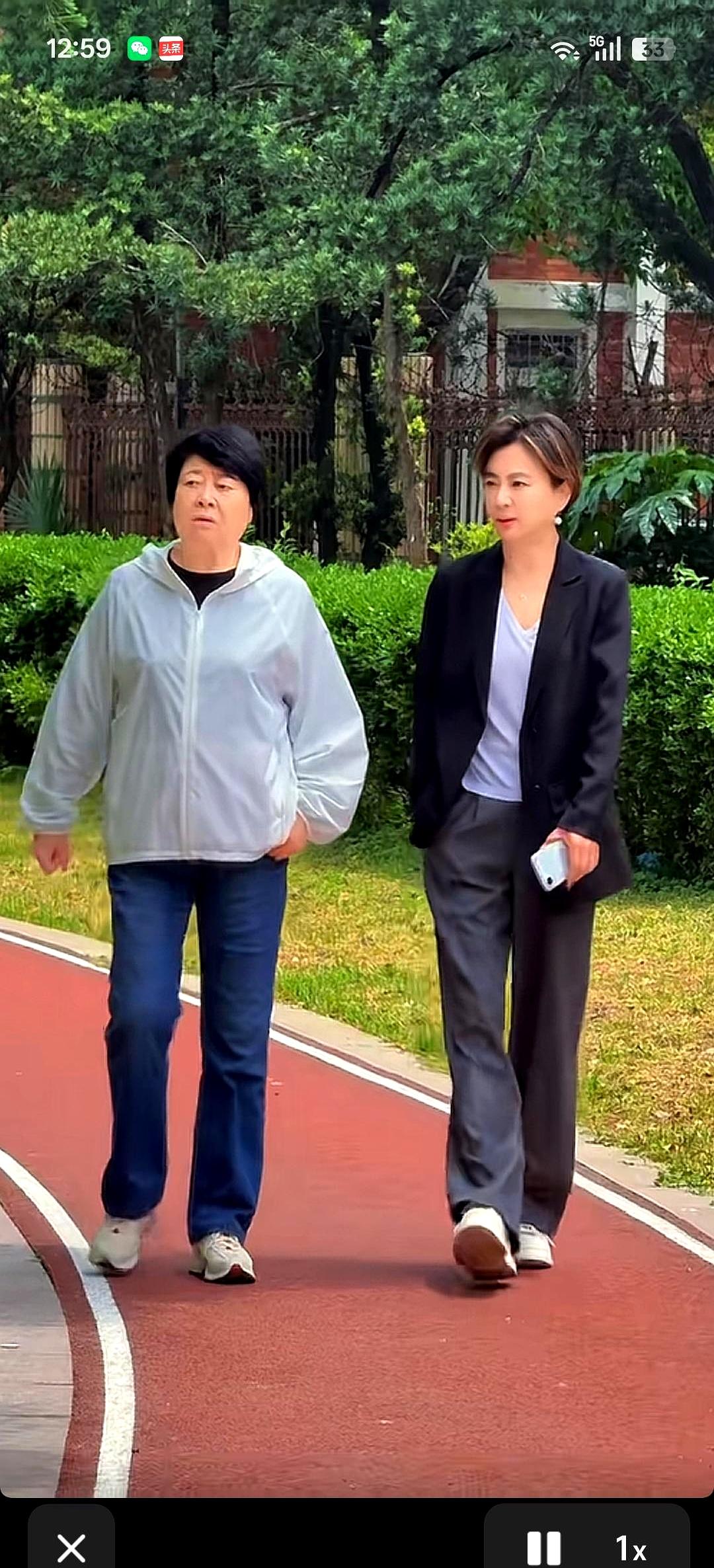 公园里这一幕挺舒服的，李玲玉和母亲一起散步，画面看着就很松弛。别看只是出来走走