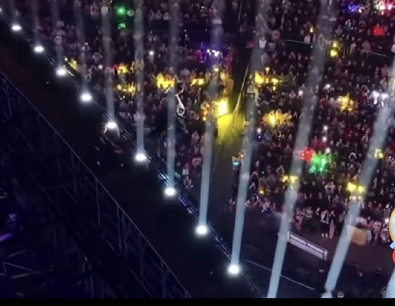 一路小跑上台的邓超，打了多少中年男人的脸？一如既往的台风，一如既往的灵活，骨子