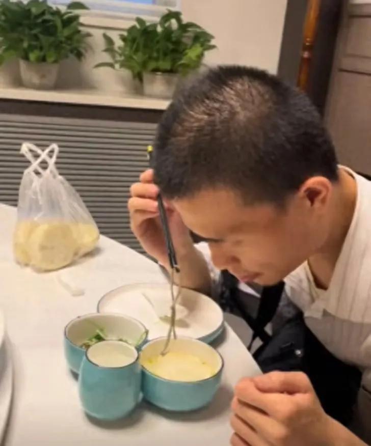 韦东奕穿旧运动服啃馒头的生活背后令人意难平韦东奕的一路成长离不开父亲的谆谆教
