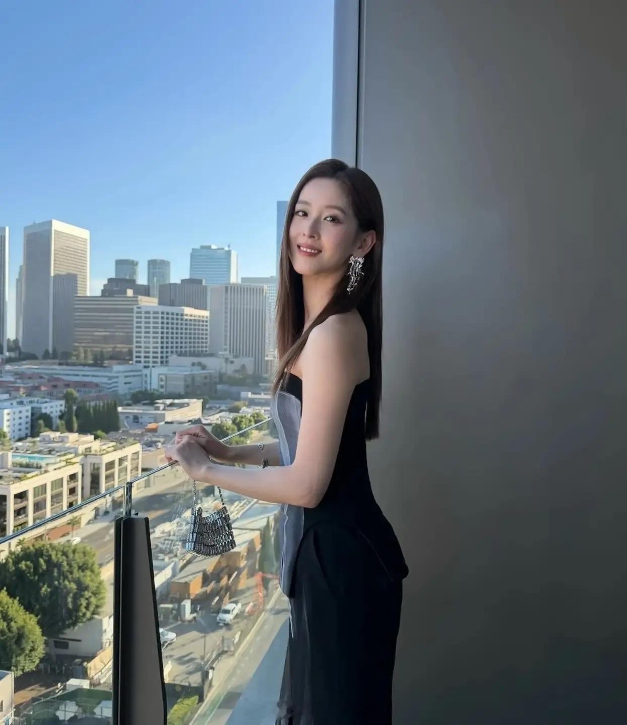 章泽天晒照，她在洛杉矶参加知名艺术馆开幕活动，心情超好！她这完全是上流社会贵妇的