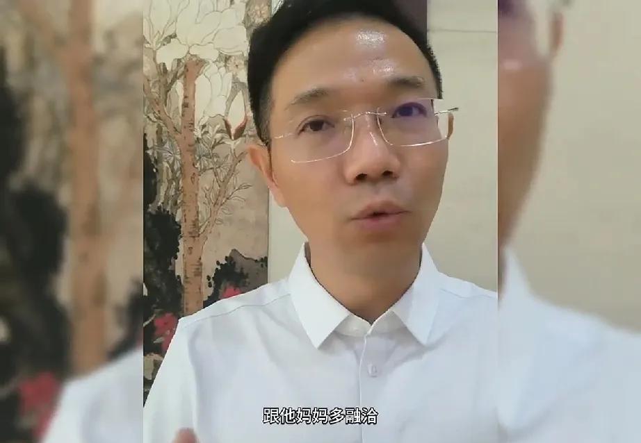 姚一飞母子相认，李律的赞扬意味深长，引发诸多猜测。李律师对姚一飞的评价极