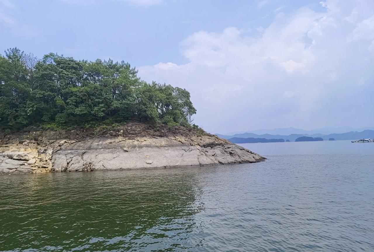 “心理学大师”尼采，最一针见血的一句话！他说：“真正的智者，都极为冷静自持，明