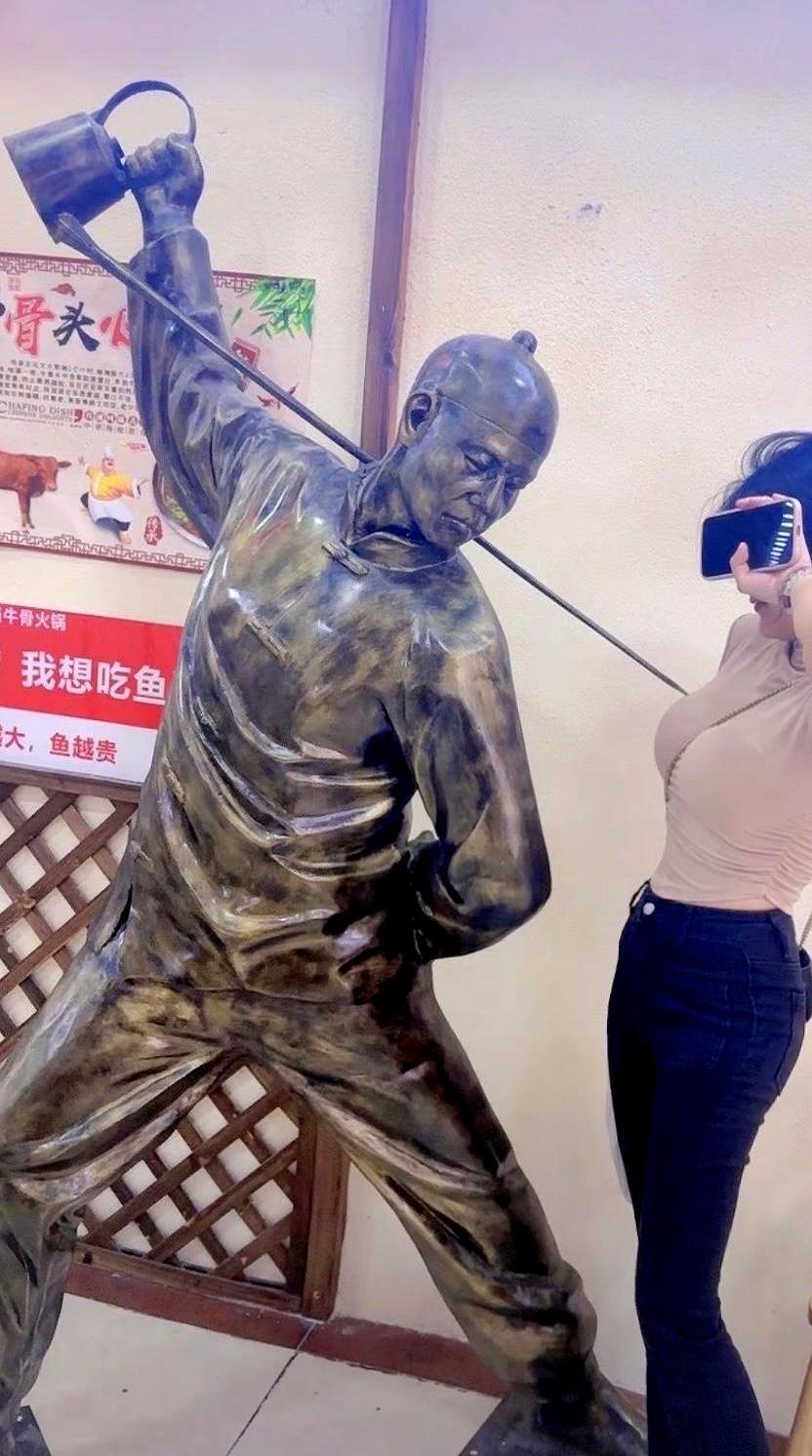今天车厢里，两位香港阿姨的对话扎心：她的儿子娶了个湖南姑娘，生了个男娃后，家里钱