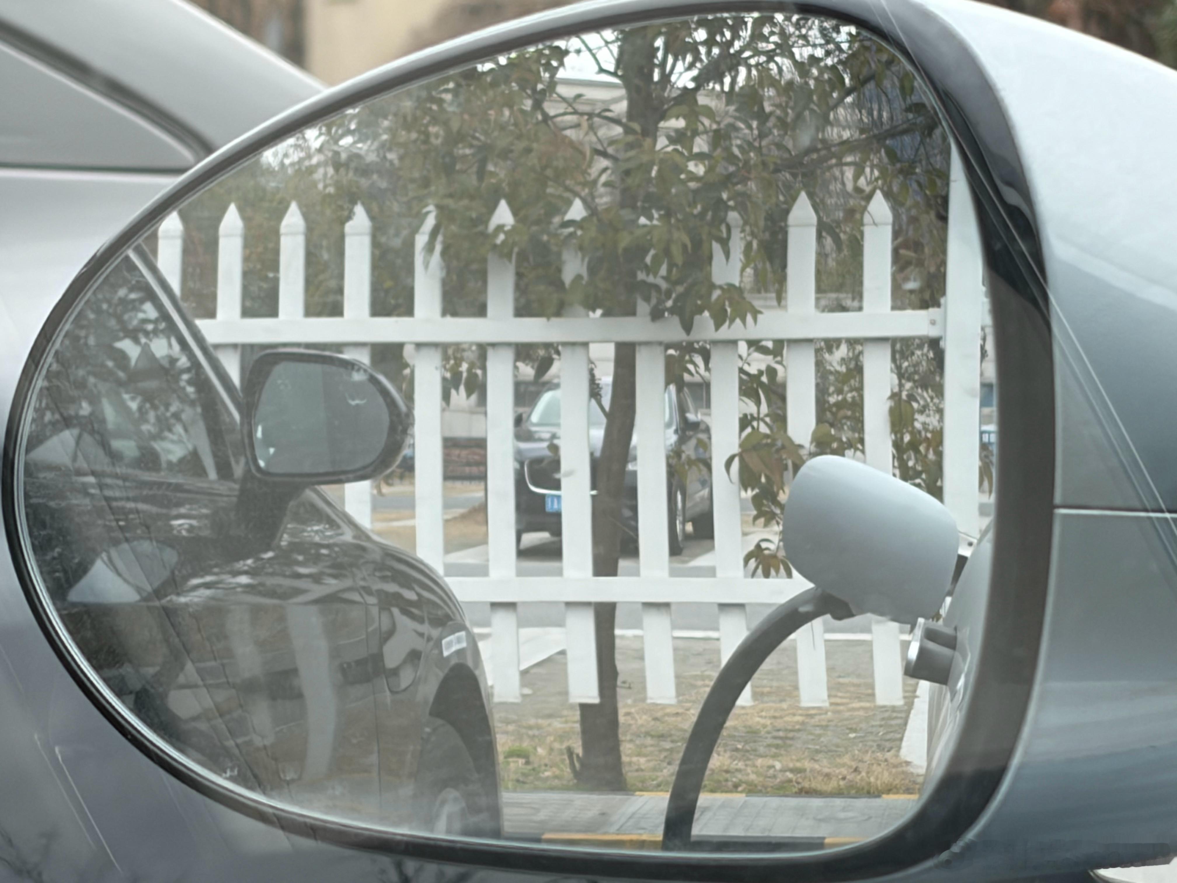 有时候真的觉得，当大家都习惯倒车进车位的时候，充电口位置在车头真的是一个很蠢的设