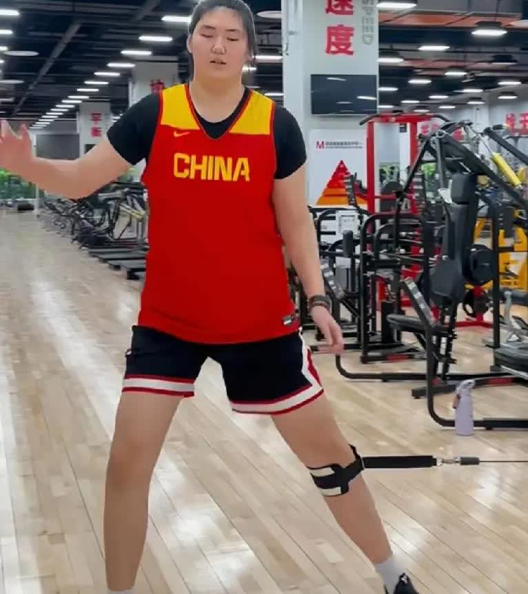 中国女篮输给日本队，问题不是出在张子宇那里，但是她有一个很致命的弱点，那