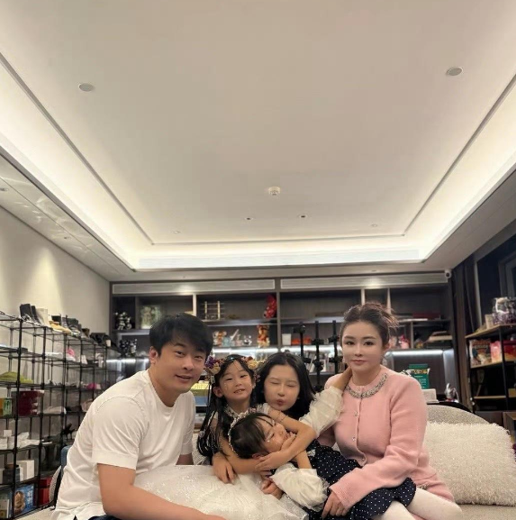 辛巴与妻子<em>初瑞雪</em>庆祝生日，三位女儿也甜蜜出场，让这个家庭的幸福瞬间在镜头中定格。