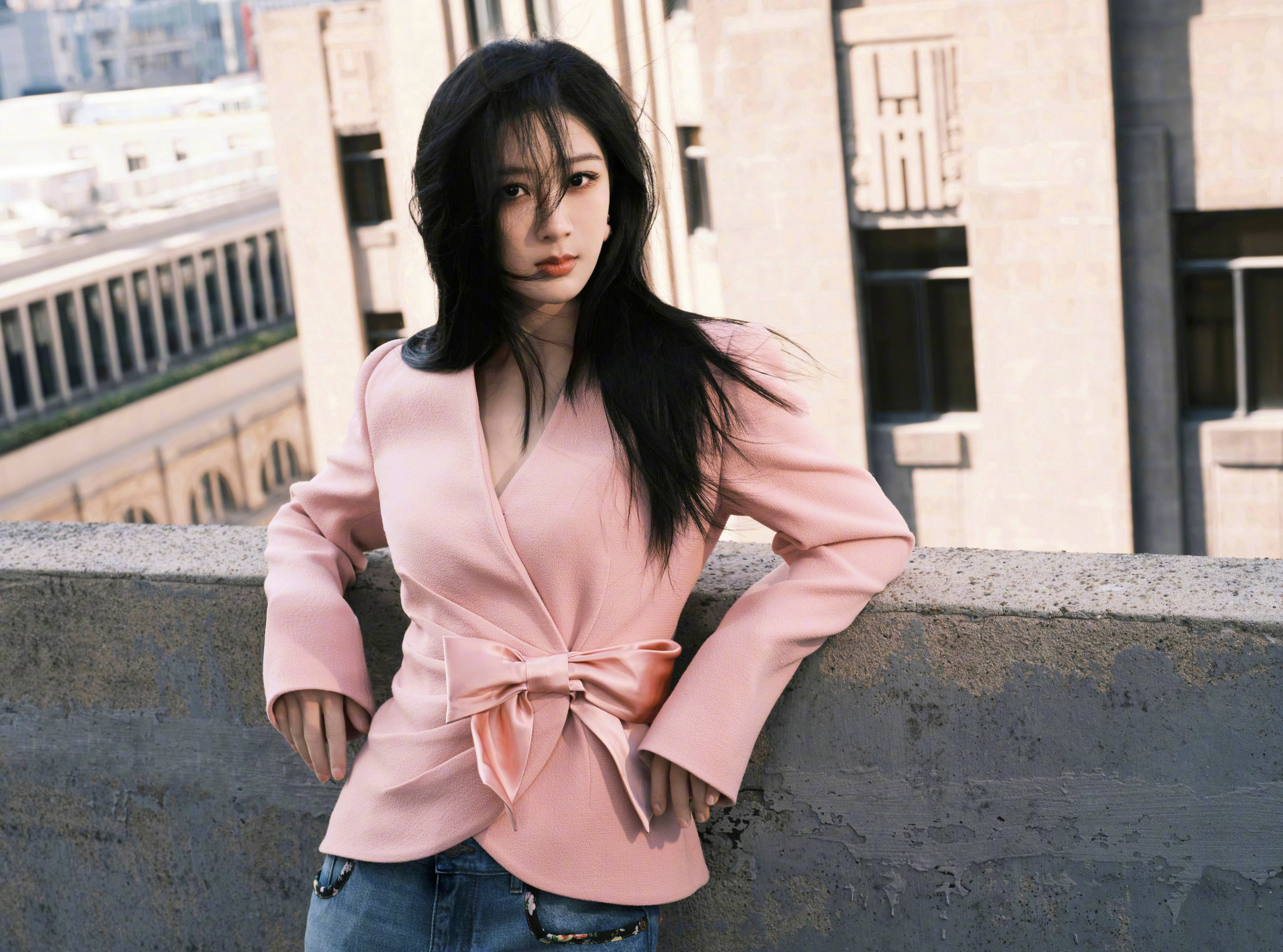 杨紫罗马时装周出发图90花里，不管咖位如何，反正杨紫走路这姿态，比起周冬雨，好像