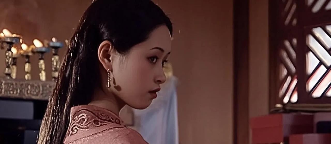 公元前140年，汉武帝见一宫女美貌，一把将她搂在怀里：“别动，朕要宠幸你！”宫女
