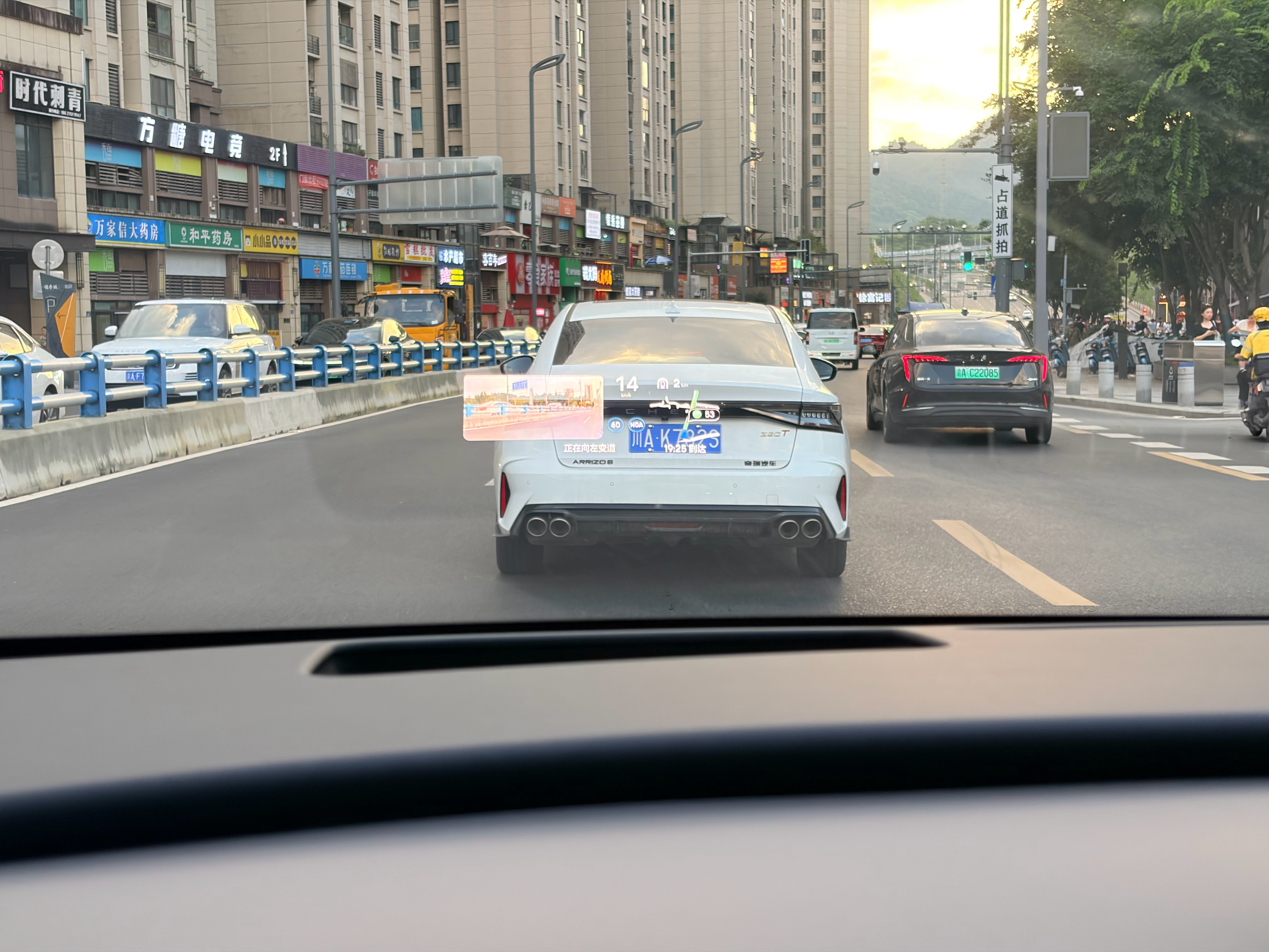 以前我开车，不管是自己开还是智驾，打转向灯一定会看后视镜，即便HUD有盲区影