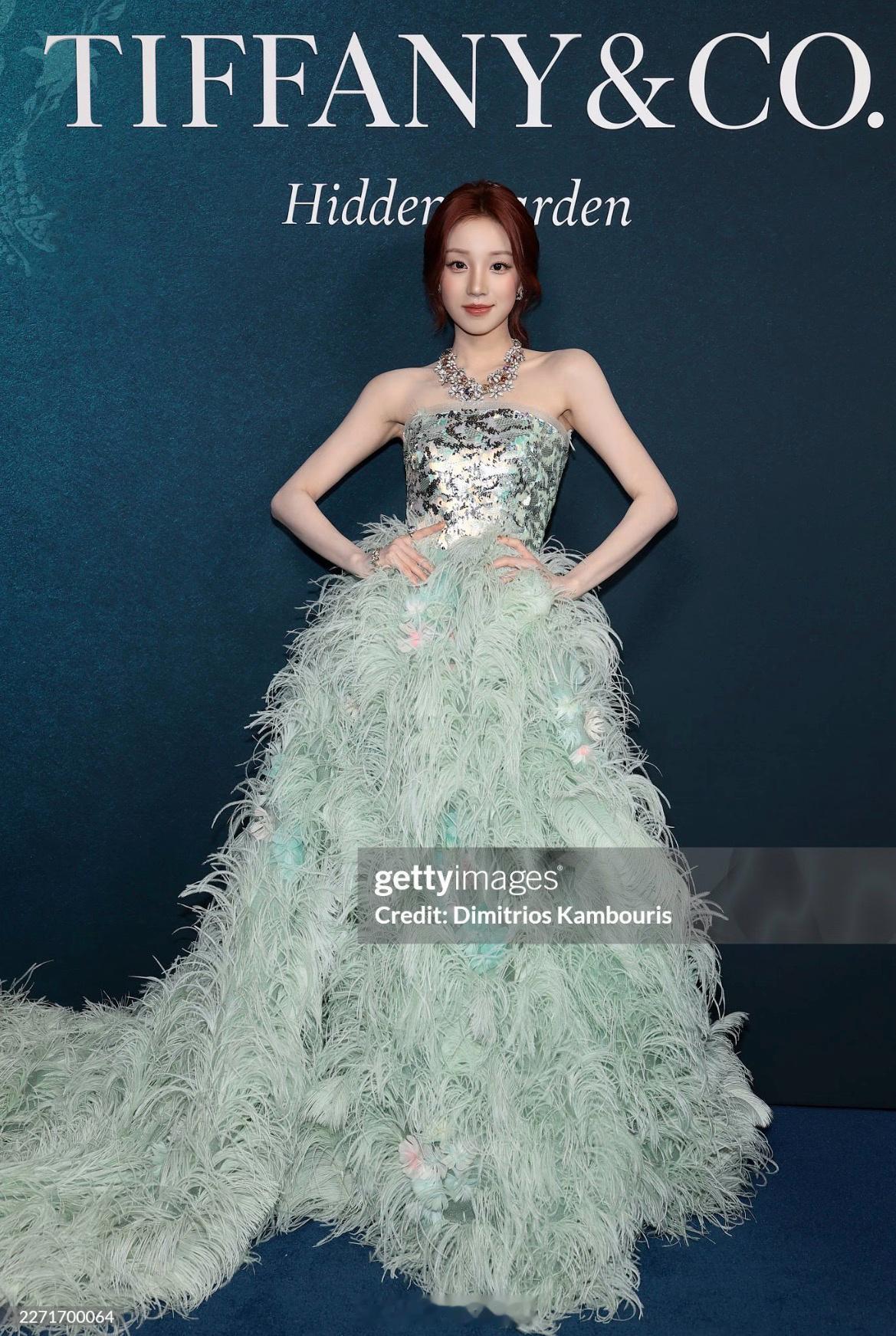 雨琦你随便吧G社生图美成这样宋雨琦纽约线下活动状态宋雨琦薄荷绿抹胸羽毛裙造型